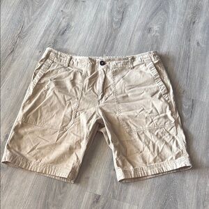 🏴 Roots Tan Cargo Shorts with Classic Design size 36